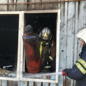 В селе под Суздалем мощный пожар охватил деревянный дом