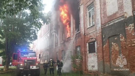 В Собинке мощный пожар охватил заброшенные казармы