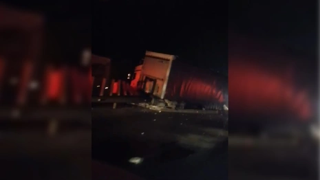 Фура разворотила ограждение на трассе во Владимирской области