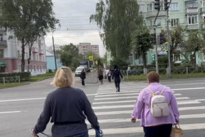 На пешеходных переходах во Владимире зазвучали школьные песни