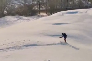 Экстремальный спуск сноубордистки со смотровой площадки во Владимире сняли на видео