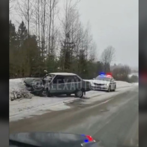 Во Владимирской области легковушка улетела в сугроб