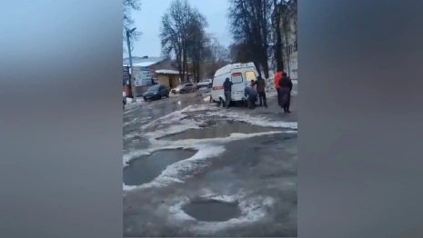 В Коврове машина скорой помощи с пациентом застряла во дворе