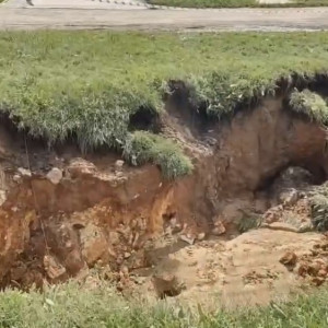 В Коврове из-за ливня образовалась огромная дыра в земле