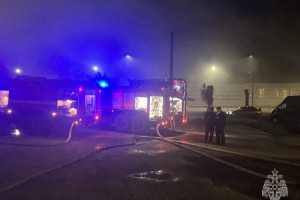 В Лакинске загорелся шиномонтаж