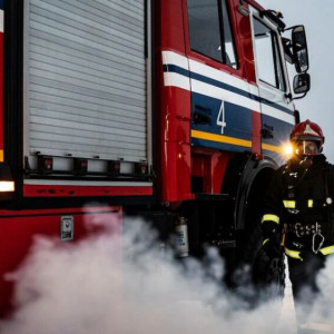 Машины местных жителей задержали спасателей при тушении многоэтажки во Владимире

