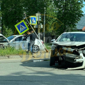 Во Владимирской области водитель иномарки снес светофор