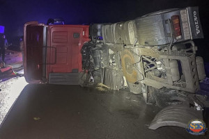 На мосту во Владимирской области опрокинулся большегруз