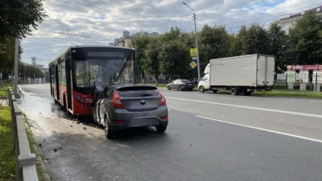 Во Владимире водитель иномарки попал в больницу после столкновения с автобусом