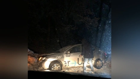 На трассе под Владимиром такси вынесло на обочину 