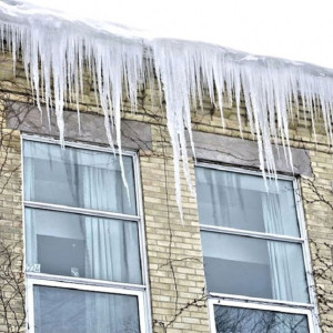 Мэрия Владимира предупредила о штрафах за сосульки на крышах