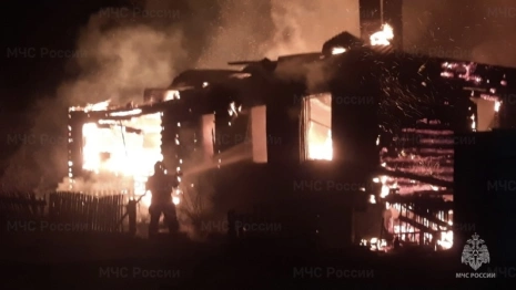 Во Владимирской области ночной пожар охватил частный дом