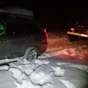 Владимирские спасатели вытащили застрявшую в лесу многодетную семью на кроссовере