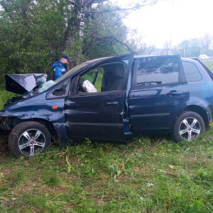 Во Владимирской области иномарка снесла отбойник и врезалась в дерево на трассе М-7