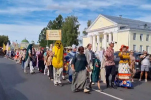 «Парад ряженых подневольных». Суздальцы раскритиковали костюмированное шествие