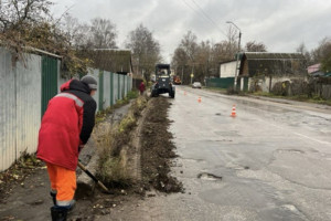 В Гусь-Хрустальном тротуар у детской поликлиники оказался в грязи и песке