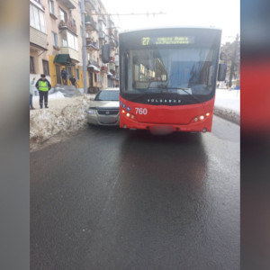 Во Владимире иномарка врезалась в автобус 27-го маршрута
