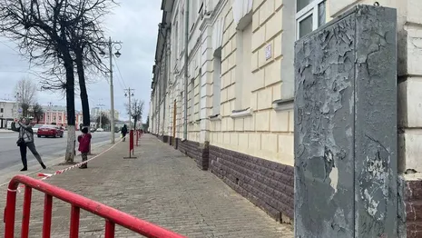 Школу в центре Владимира огородили после обрушения штукатурки на детей