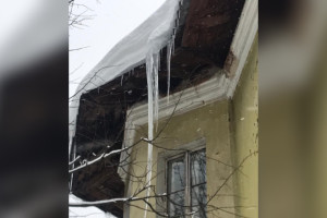 В Кольчугино с крыши двухэтажки повисли огромные сосульки