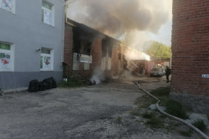 Во Владимире мощный пожар охватил автосервис на Сущевской