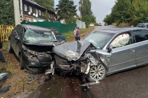 Во Владимирской области две машины столкнулись лоб в лоб 
