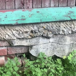 В Александрове жильцов еще на 5 лет оставили в аварийном доме 1800 года