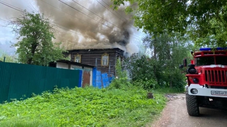 Во Владимирской области загорелись два деревянных дома