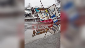 В Александрове упавшая из-за ветра остановка едва не убила прохожего