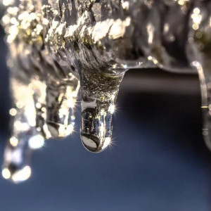 Во Владимирской области женщина попала в больницу из-за упавшего с крыши льда