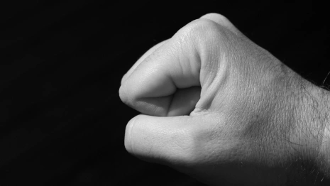 Житель Камешково вступился за приятеля и избил его брата до потери сознания