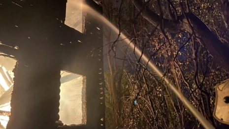 В Киржаче спасатели эвакуировали из горящей заброшки 7 человек