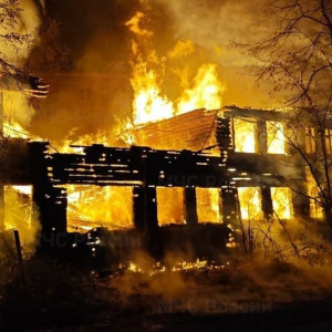 Во Владимирской области огонь охватил заброшенное здание