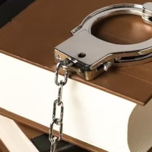 В Меленках бросившая ребенка ради выпивки мать избила инспектора ПДН