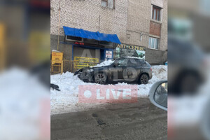 В Александрове глыба снега упала на BMW
