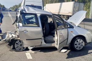 На М-7 в Вязниковском районе легковушку разорвало пополам после ДТП