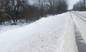 Жителям поселка под Собинкой приходится ходить по трассе из-за нечищенного тротуара