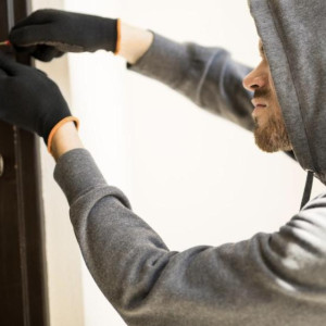 В Юрьев-Польском хозяйка квартиры задержала 44-летнего пьяного грабителя