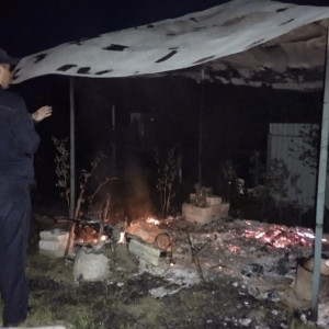 Во Владимирской области дачник поджег беседку соседей и угрожал топором