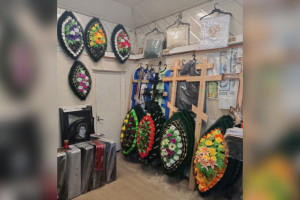 В Коврове ритуальная фирма выставила венки и гробы под окнами дома