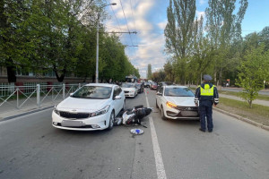 Во Владимире скутер влетел в две остановившиеся на светофоре легковушки