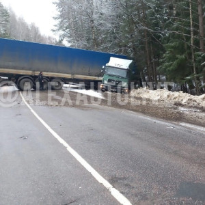 На трассе под Александровом фура вылетела в кювет