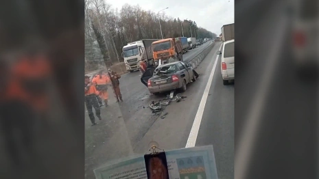 Во Владимирской области на М-7 Волга отбойник пробил легковушку насквозь