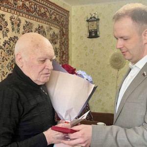 Депутат Госдумы вручил медаль узнику концлагеря из Владимира