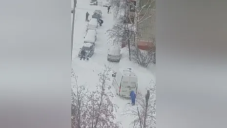 Жители Владимира рассказали о застрявшей в снегу машине скорой помощи