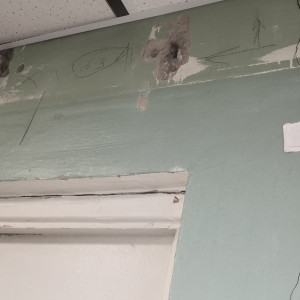 Жители Гусь-Хрустального пожаловались на рассыпающуюся поликлинику