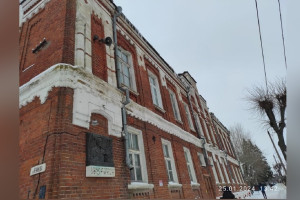 В Муроме коммунальщики просмотрели сосульки на крышах домов 