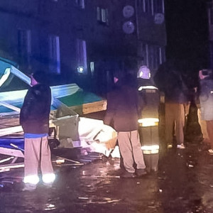 Рухнувшие в селе под Камешково балконы 2-этажки придавили машину