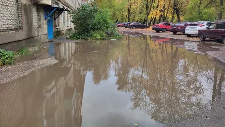 Двор пятиэтажки в Александрове после дождя превратился в озеро