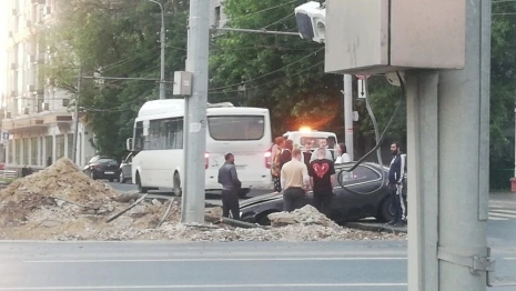 Во Владимире иномарка влетела в перекопанную площадь Победы
