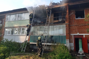 Под Владимиром из-за мощного пожара из дома эвакуировали 51 человека